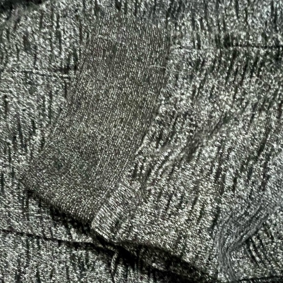 Menβs Gray Joggers w/ Drawstring Waist. It has 2 pockets and 1 in the back. - Picture 8 of 8